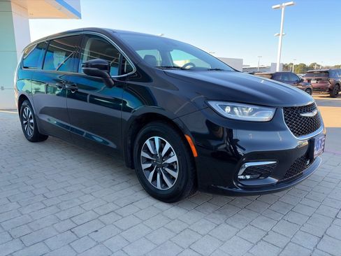 Used 2023 Chrysler Pacifica Touring-L image 4