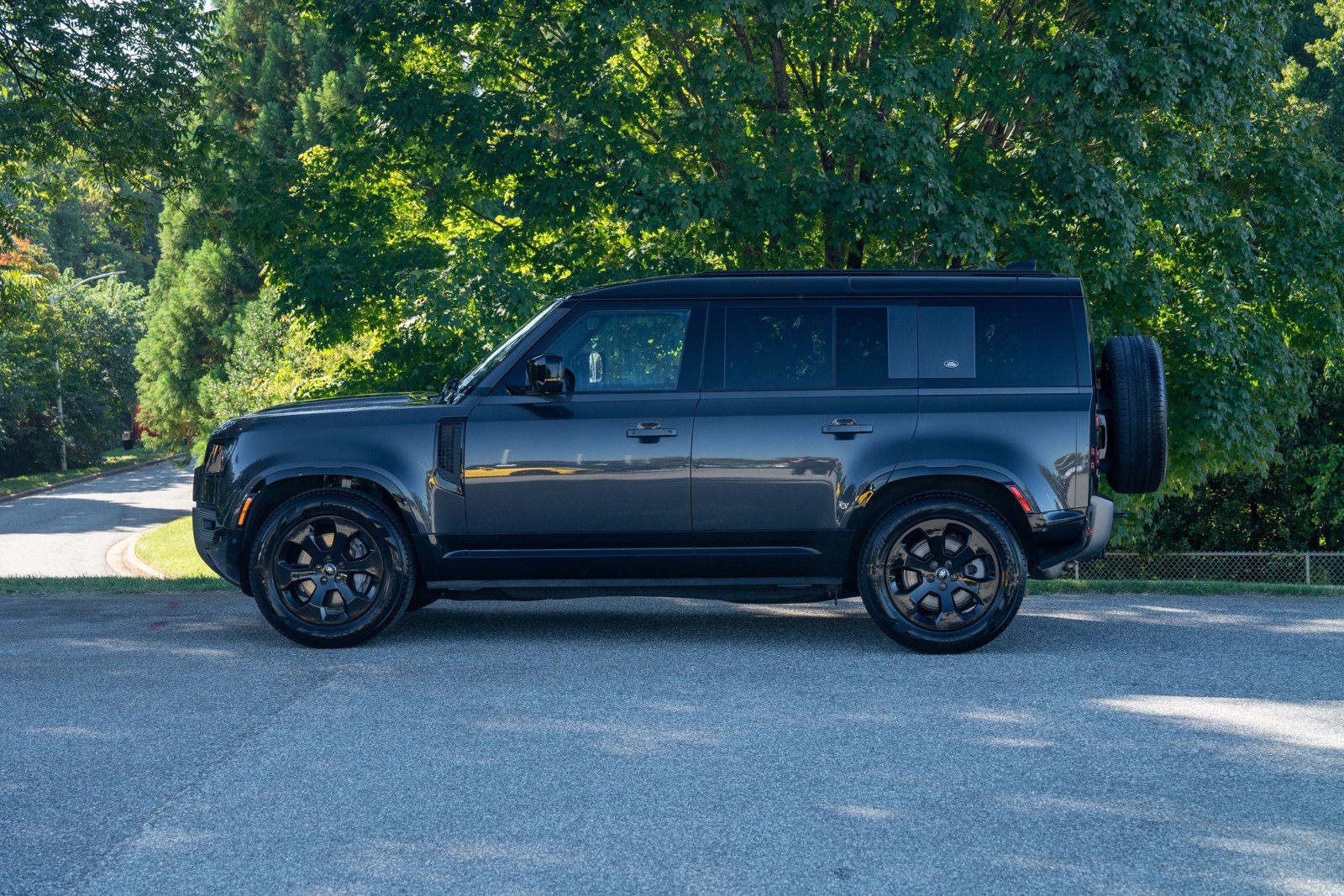 Used 2023 Land Rover Defender 110 X-Dynamic SE AWD/4WD image 5