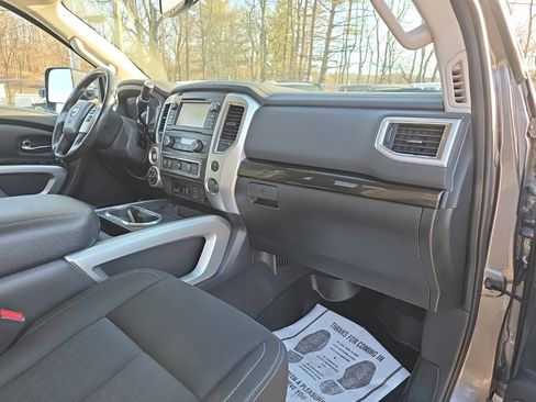 Used 2018 Nissan Titan SV w/ SV Convenience Package image 18