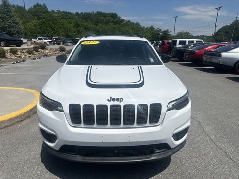 Used 2022 Jeep Cherokee Latitude w/ Sun & Sound Group AWD/4WD image 4