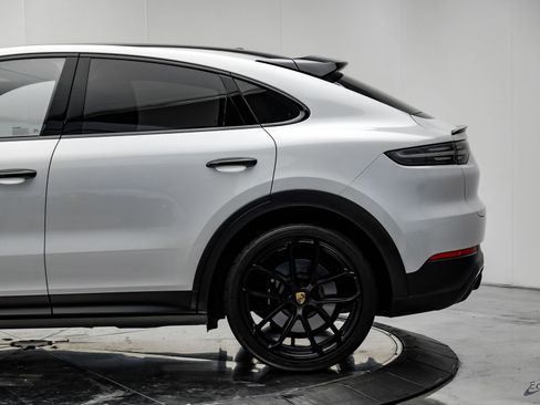 Used 2022 Porsche Cayenne Turbo image 7