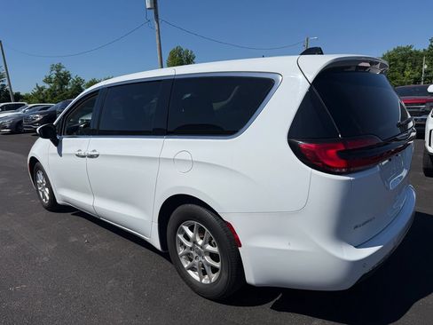 Used 2023 Chrysler Pacifica Touring-L FWD image 18