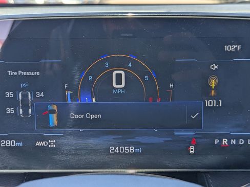 Used 2025 Chevrolet Equinox LT image 30