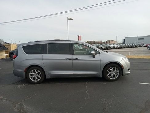 Used 2019 Chrysler Pacifica Limited image 8