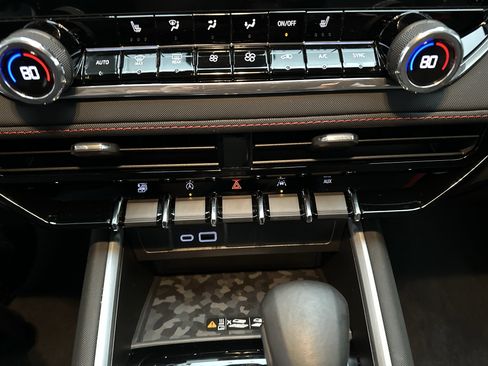 Used 2024 Chevrolet Colorado Z71 w/ Z71 Convenience Package 2 image 35