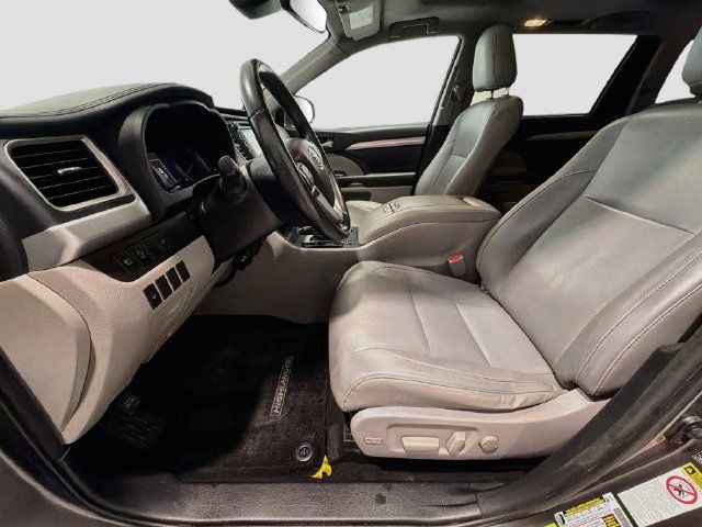 Certified 2017 Toyota Highlander XLE w/ Carpet Mat Package AWD/4WD image 18