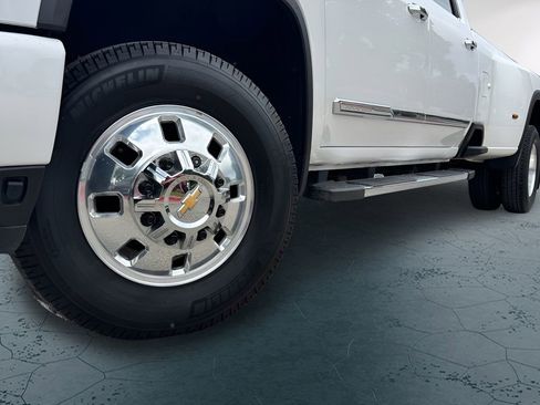Used 2025 Chevrolet Silverado 3500 High Country w/ High Country Premium Package AWD/4WD image 2