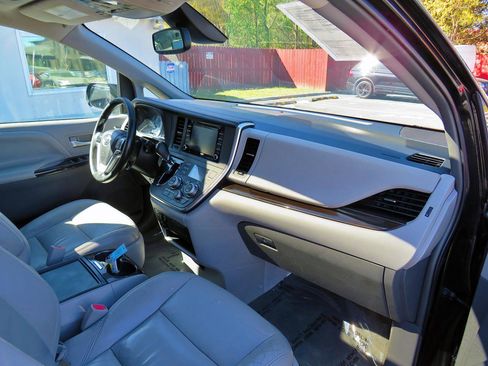 Used 2019 Toyota Sienna XLE FWD image 20