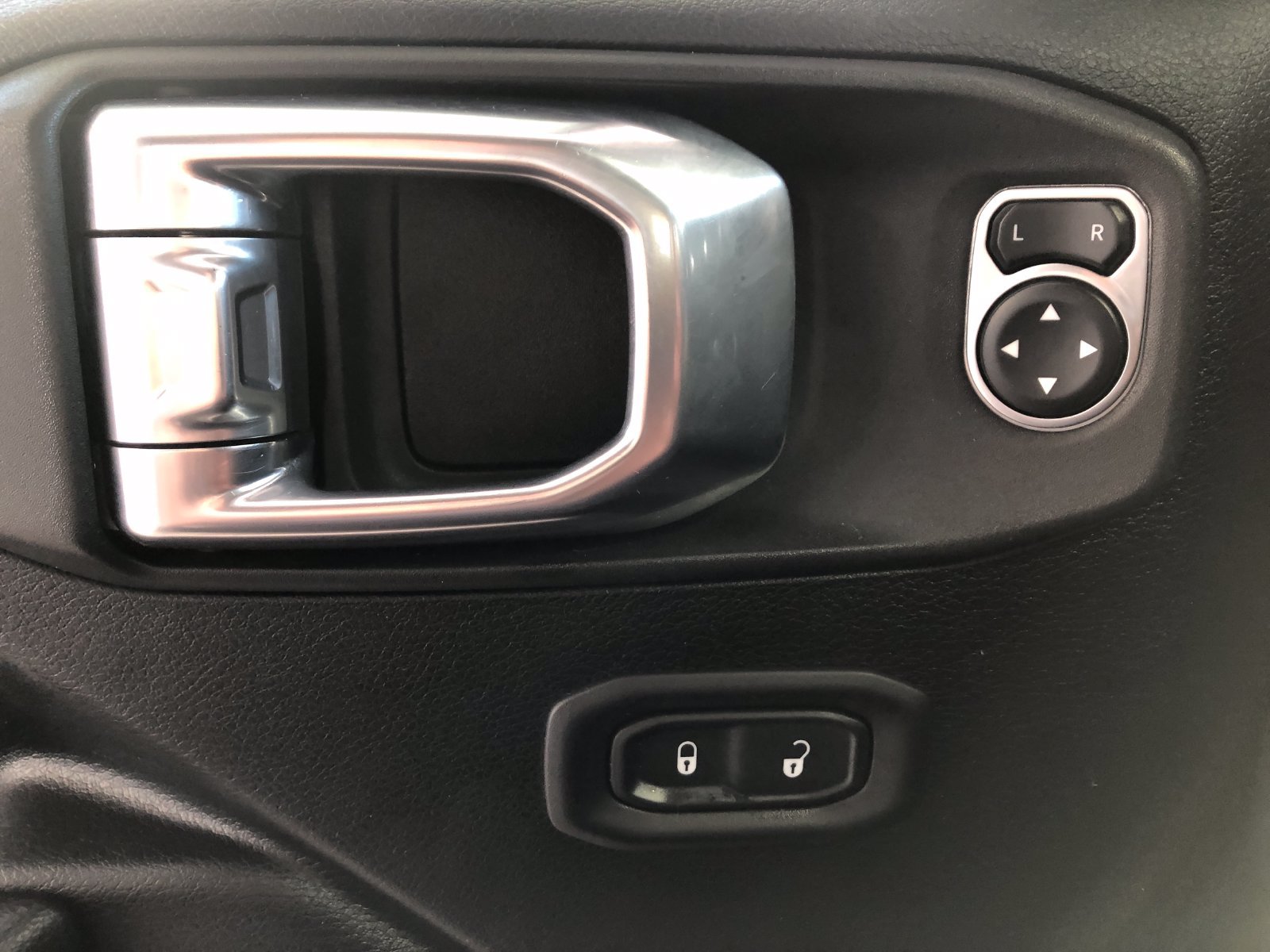 Used 2018 Jeep Wrangler Unlimited Sport S AWD/4WD image 36