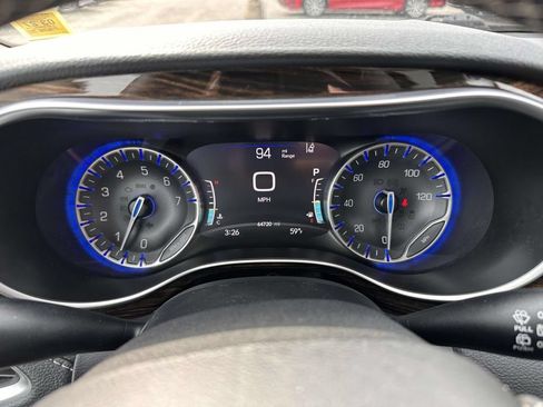 Used 2023 Chrysler Pacifica Limited FWD image 20