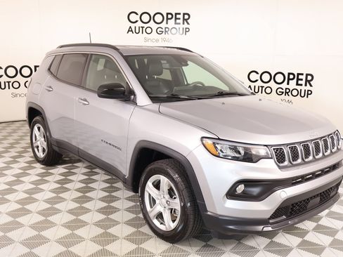 Used 2024 Jeep Compass Latitude AWD/4WD image 1