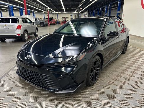 Used 2025 Toyota Camry SE FWD image 3