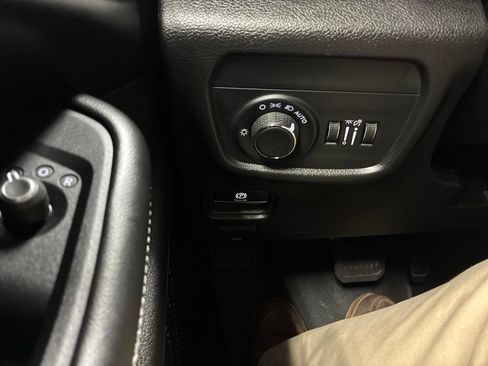 Used 2023 Jeep Grand Cherokee Laredo w/ Luxury Tech Group I AWD/4WD image 19