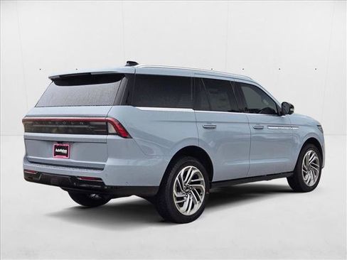 New 2025 Lincoln Navigator Reserve image 2