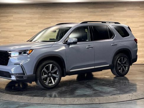 Used 2025 Honda Pilot Touring image 9