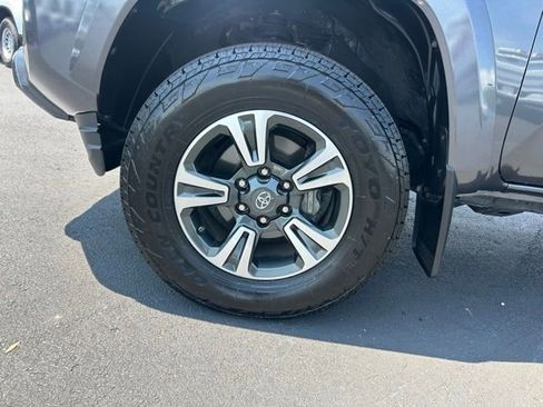 Used 2019 Toyota Tacoma TRD Sport AWD/4WD image 8