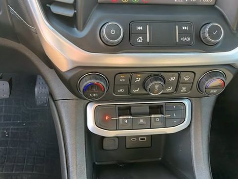 Used 2023 GMC Acadia SLE FWD image 13