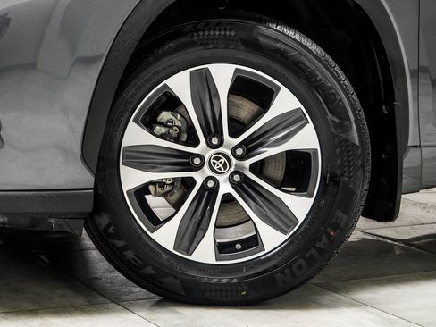 Used 2022 Toyota Highlander XLE image 3