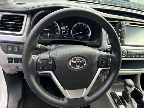 Used 2018 Toyota Highlander XLE AWD/4WD image 16