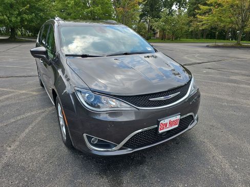 Used 2019 Chrysler Pacifica Touring-L Plus w/ Advanced Safetytec Group FWD image 8
