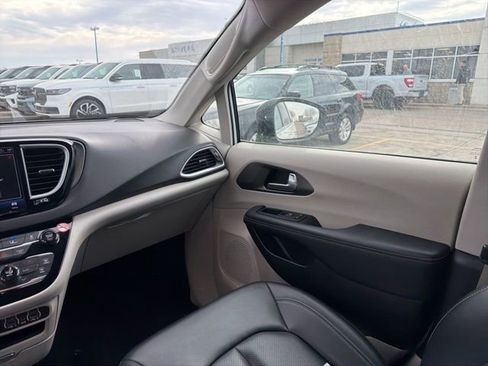 Used 2024 Chrysler Pacifica Touring-L image 15