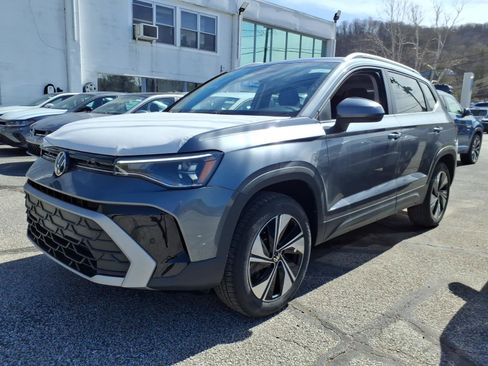 New 2026 Volkswagen Taos SE image 1