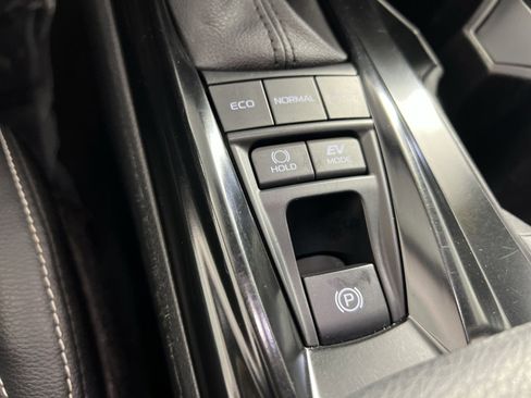 Used 2025 Toyota Camry SE image 32