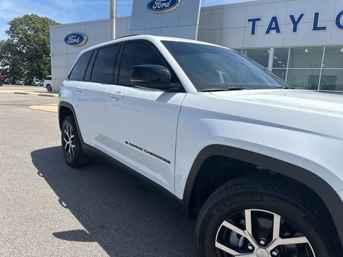 Used 2025 Jeep Grand Cherokee Altitude image 6