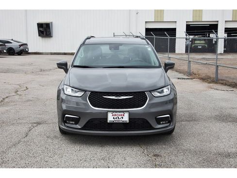 Used 2022 Chrysler Pacifica Touring-L w/ Uconnect Theater Family Group FWD image 2
