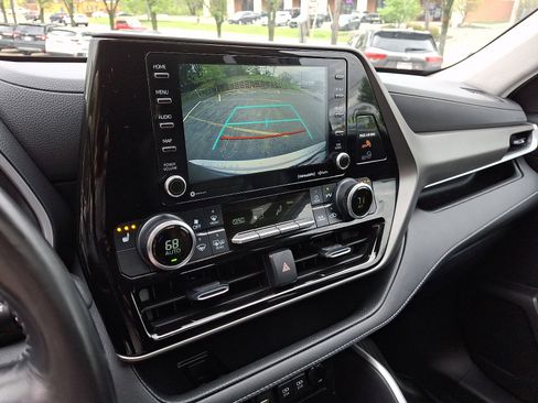 Used 2021 Toyota Highlander XLE AWD/4WD image 24