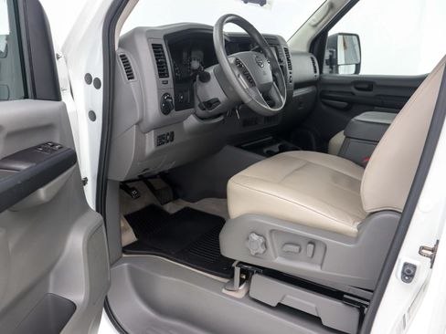 Used 2017 Nissan NV 3500 SL RWD image 16