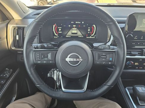 Used 2024 Nissan Pathfinder Platinum image 27