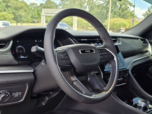 Used 2025 Jeep Grand Cherokee L Altitude AWD/4WD image 27