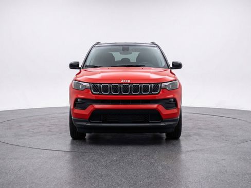 Used 2025 Jeep Compass Latitude image 2
