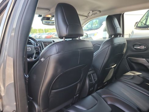 Used 2021 Jeep Cherokee Latitude Plus w/ Mopar Interior Package FWD image 12