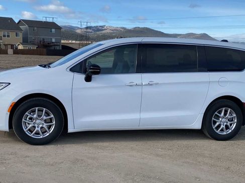 New 2026 Chrysler Pacifica Select FWD image 5