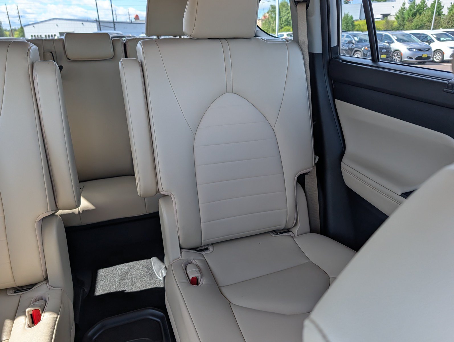 Used 2023 Toyota Highlander XLE AWD/4WD image 14