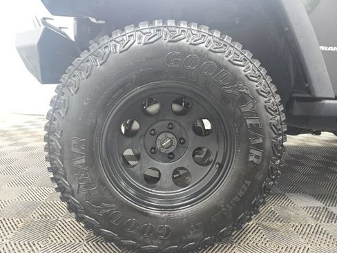 Used 2018 Jeep Wrangler Rubicon w/ Power Convenience Group AWD/4WD image 9