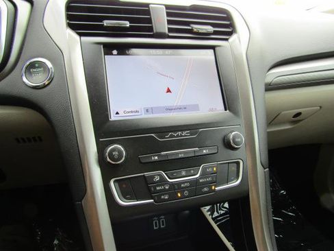 Used 2019 Ford Fusion SE FWD image 20
