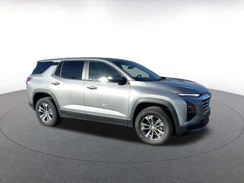 Used 2025 Chevrolet Equinox LT image 2