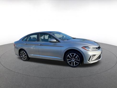 Used 2025 Volkswagen Jetta SE image 2