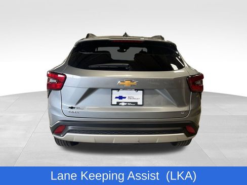 Used 2025 Chevrolet Trax LT FWD image 5