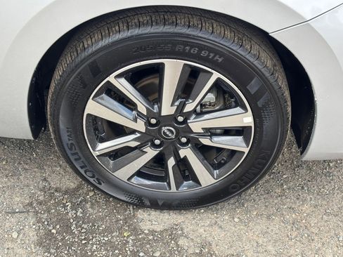 Used 2025 Nissan Versa SV FWD image 28