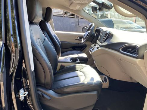 Used 2024 Chrysler Pacifica Touring-L FWD image 18