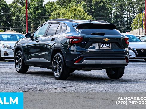 Used 2025 Chevrolet Trax LT FWD image 6