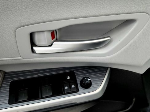 Used 2025 Toyota Sienna XLE w/ XLE Plus Package image 25