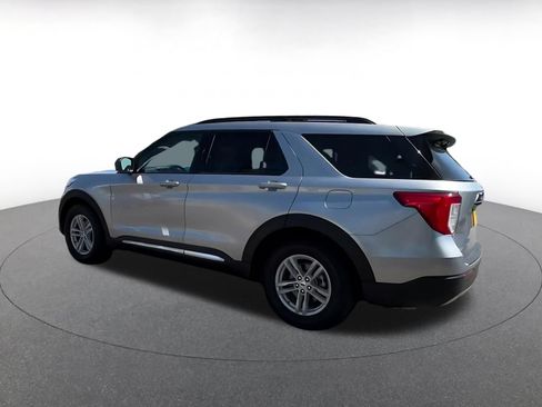 Used 2024 Ford Explorer XLT w/ Equipment Group 202A RWD image 8