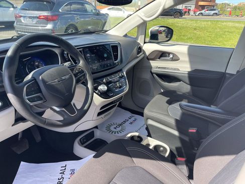 Used 2022 Chrysler Voyager LX FWD image 4