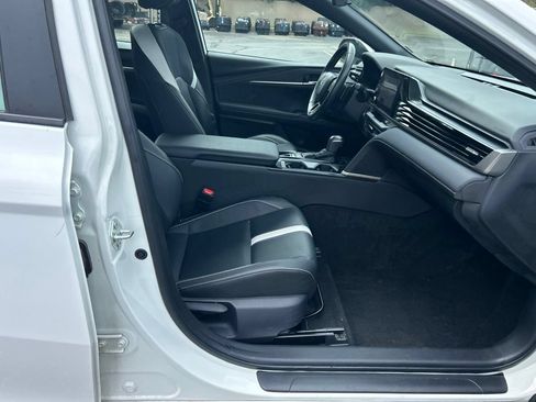 Used 2025 Toyota Camry SE FWD image 13