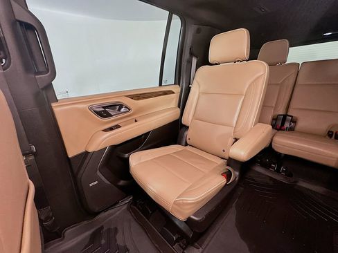 Used 2021 Chevrolet Suburban Premier w/ Premium Package image 12